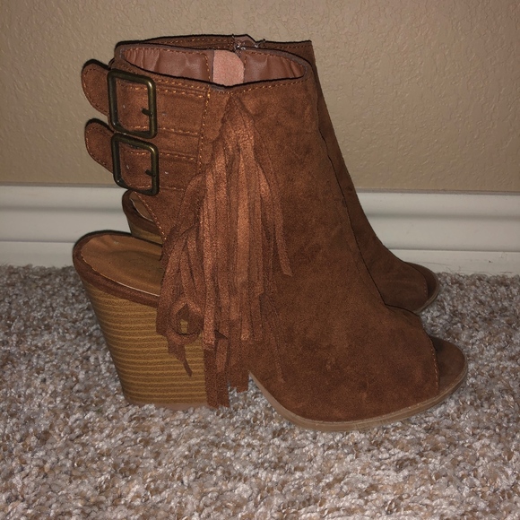 Shop Impressions Fringed Heels - Picture 6 of 6